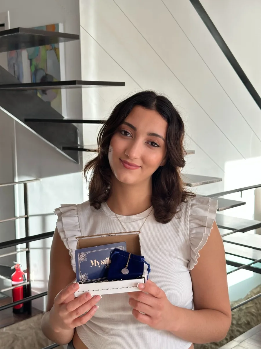 Photo produit — mise en scène avec un coffret